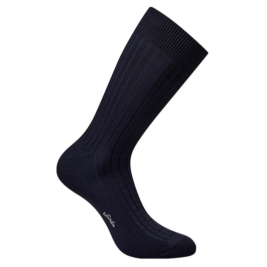 Nærbillede af en sort ribbet sok med en lille hvidt mærkelogo på foden