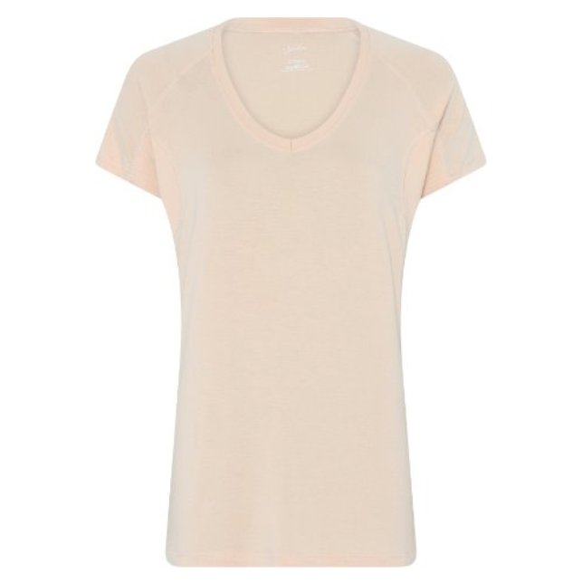 Enkel beige v-hals t-shirt på en hvid baggrund