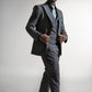 Selvsikker afroamerikansk mand i en kulgrå skræddersyet jakkesæk med en teal slips, stående mod en hvid baggrund