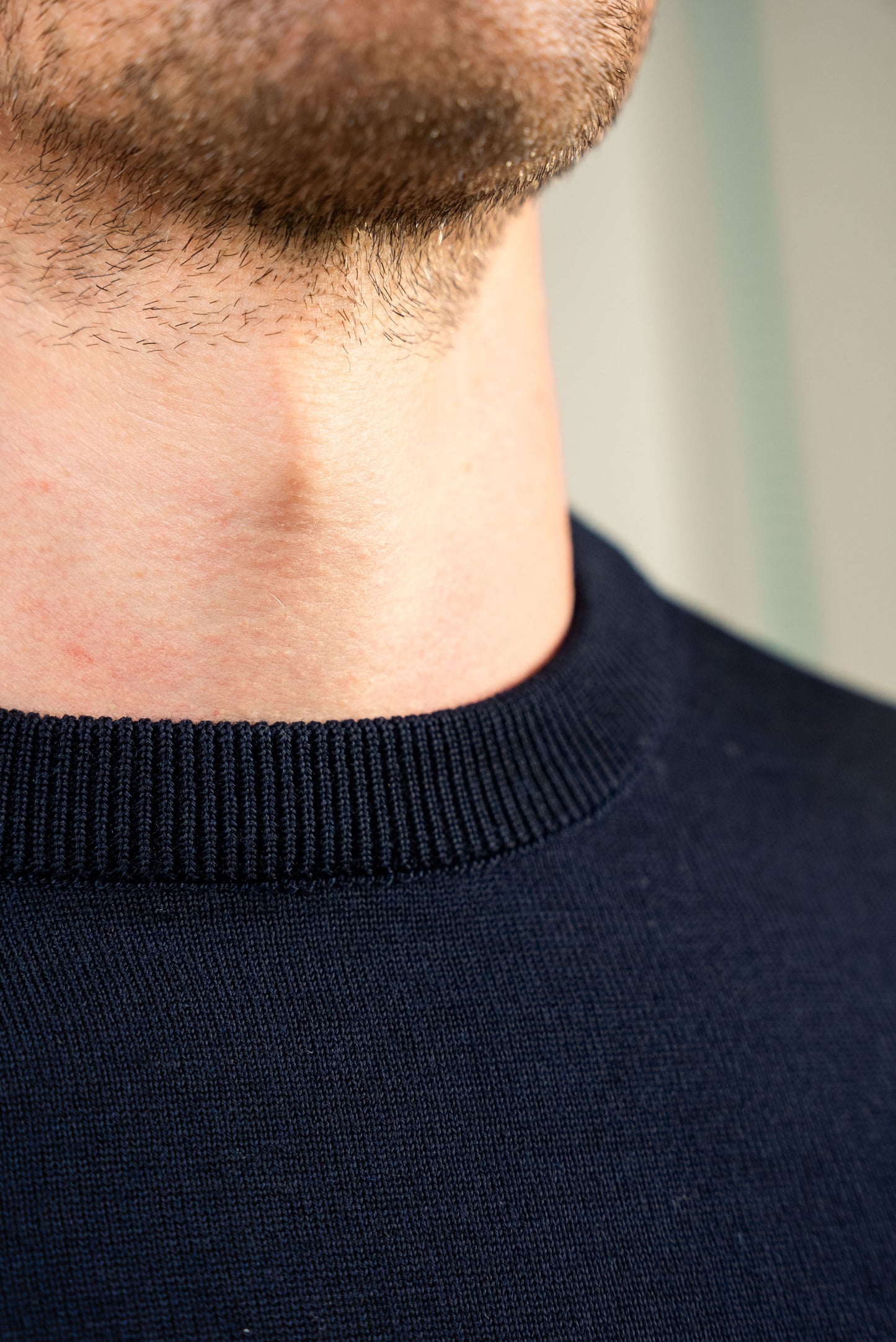 Marineblå striktrøje