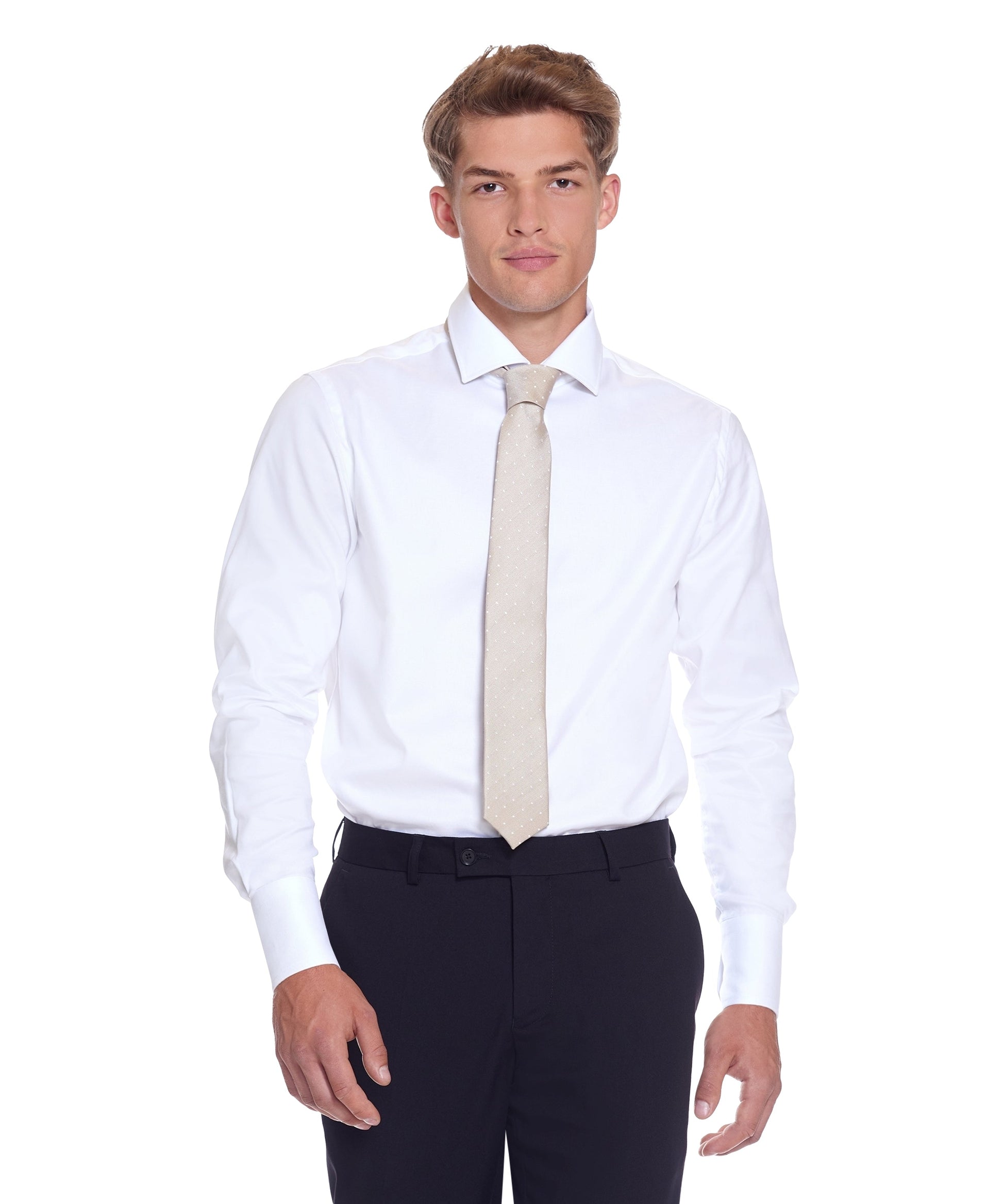 Smart mand i en skarp hvid skjorte med en beige slips, parret med sorte bukser