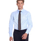 Businessmand i en lyseblå skjorte med et mønstret brunt slips, suppleret med sorte bukser