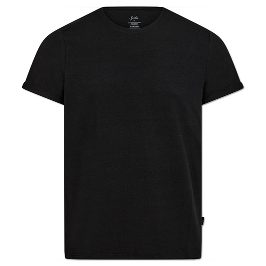 Klassisk sort crewneck t-shirt med et diskret mærkeetiket på kraven, lagt fladt mod en hvid baggrund