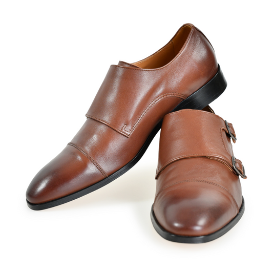 Stilfulde brune læder monk strap sko med dobbelte spænder og et spidst tådesign, fremvist på en hvid baggrund