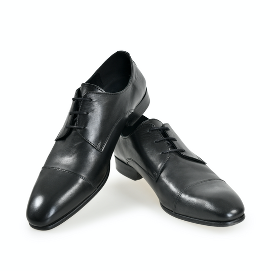 Elegante sorte læderkjole sko med snøre detaljer, vist på en hvid baggrund