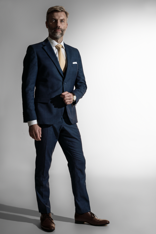 Petrusse Bright Grey suit